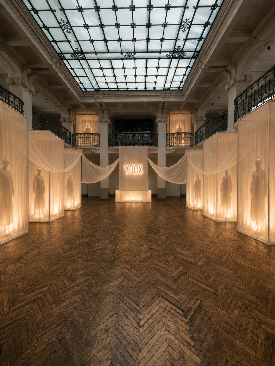 Lo spazio YOOX Camerino tra installazioni luminose e tendaggi